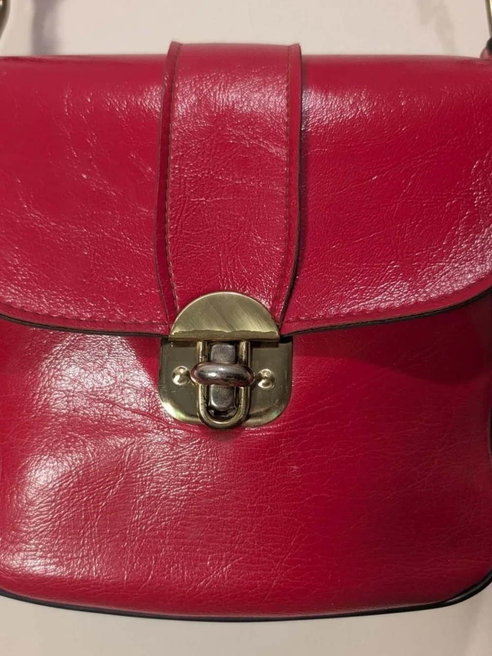 Vintage cherry red leather crossbody purse with brass turn-lock closure ❤️ No br